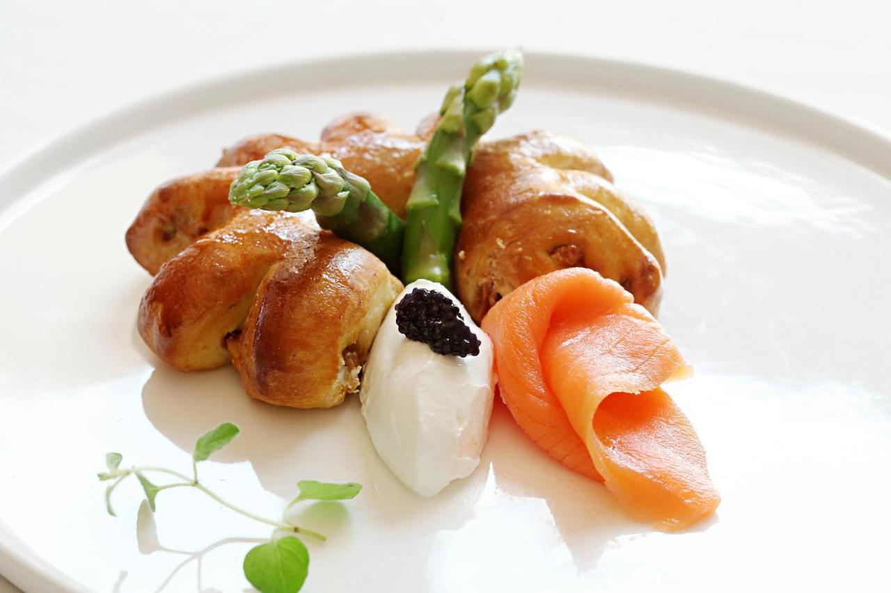 Le Meridien Yidda Exterior foto Caviar with asparagus and salmon
