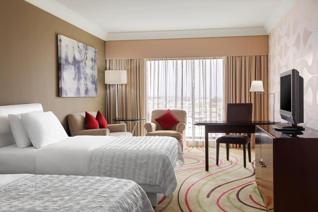 Le Meridien Yidda Exterior foto A guest room at the Sheraton Jumeirah Hotel