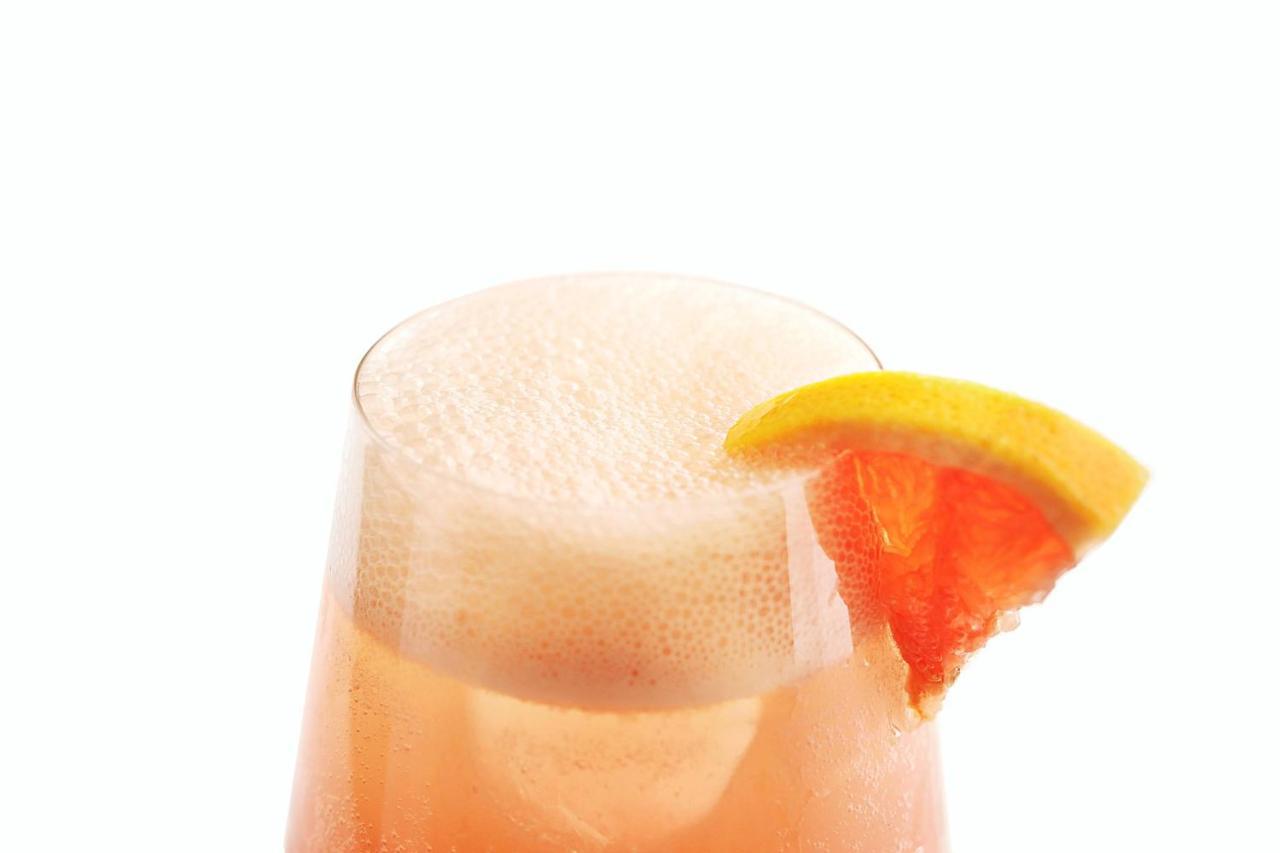 Le Meridien Yidda Exterior foto A glass of pink grapefruit soda