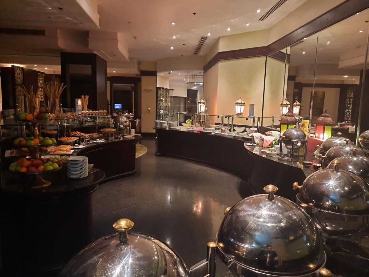 Le Meridien Yidda Exterior foto The buffet at the hotel