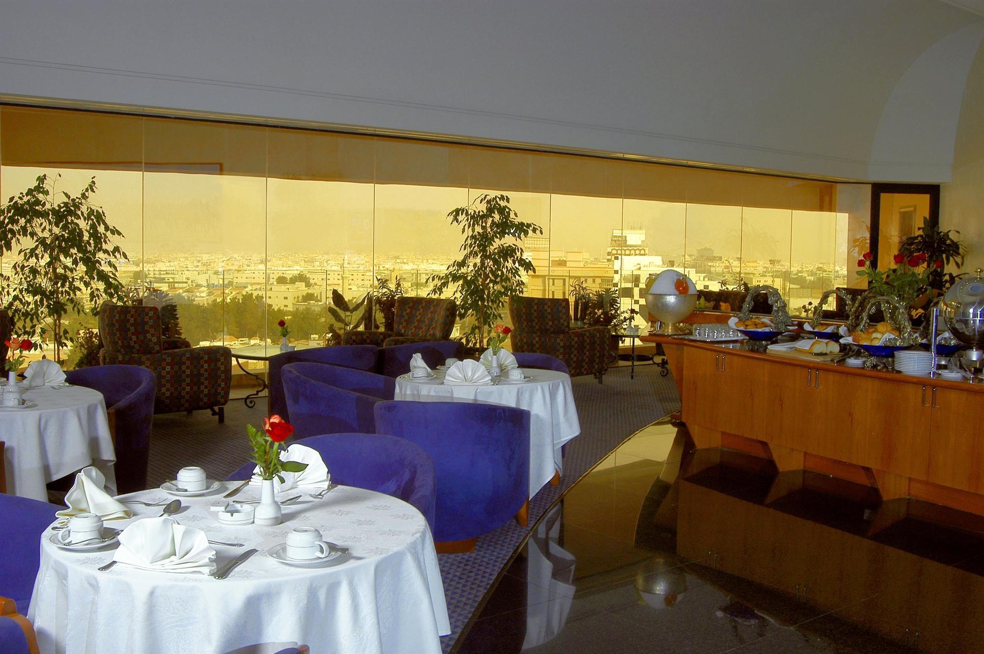 Le Meridien Yidda Exterior foto The restaurant